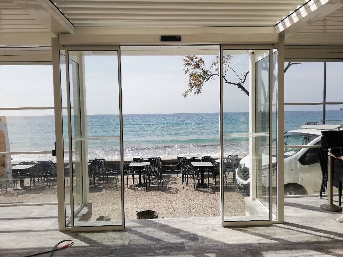SNAF- fabrication et installation d'une porte électrique coulissant avec une ouverture centrale pour un restaurateur dans le Var près de La Seyne sur mer