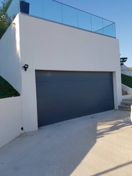porte de garage sectionnelle gris 7016 près de TOULON dans le Var 83
